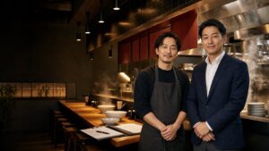 ラーメン店オーナーとM&Aアドバイザーが相談している様子